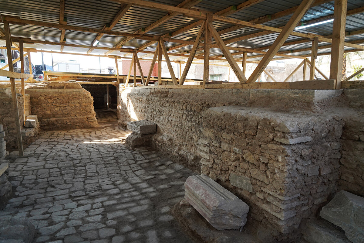 Onarım çalışmalarının yanı sıra kazıların da yapıldığını aktaran İmad, kazı çalışmaları sırasında caminin ön cephesinin altında daha önce ibadet için kullanılan 4 odanın bulunduğunu ve odalardan birinin şadırvan kısmı olduğu bilgisini veren İmad, caminin büyüklüğünün şu an göründüğünden daha fazla olduğuna yönelik izlerin ortaya çıktığını belirtti.
