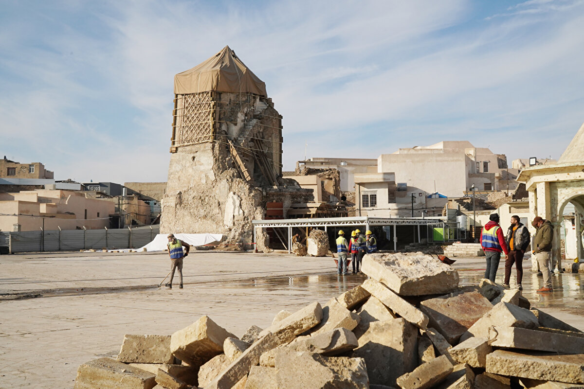 Musul Tarihi Eserler ve Müze Müdürlüğü arkeoloğu Abdurrahman İmad yaptığı açıklamada, Ulu Cami ve Kambur Minaresi'nin DEAŞ'lı teröristlerce 2017'de patlatılması sonucu büyük tahribata uğradığına ve kentin, Irak güvenlik güçlerinin kontrolüne geçmesinden bir yıl sonra cami ve minarenin UNESCO tarafından onarılmaya başlandığına değindi.