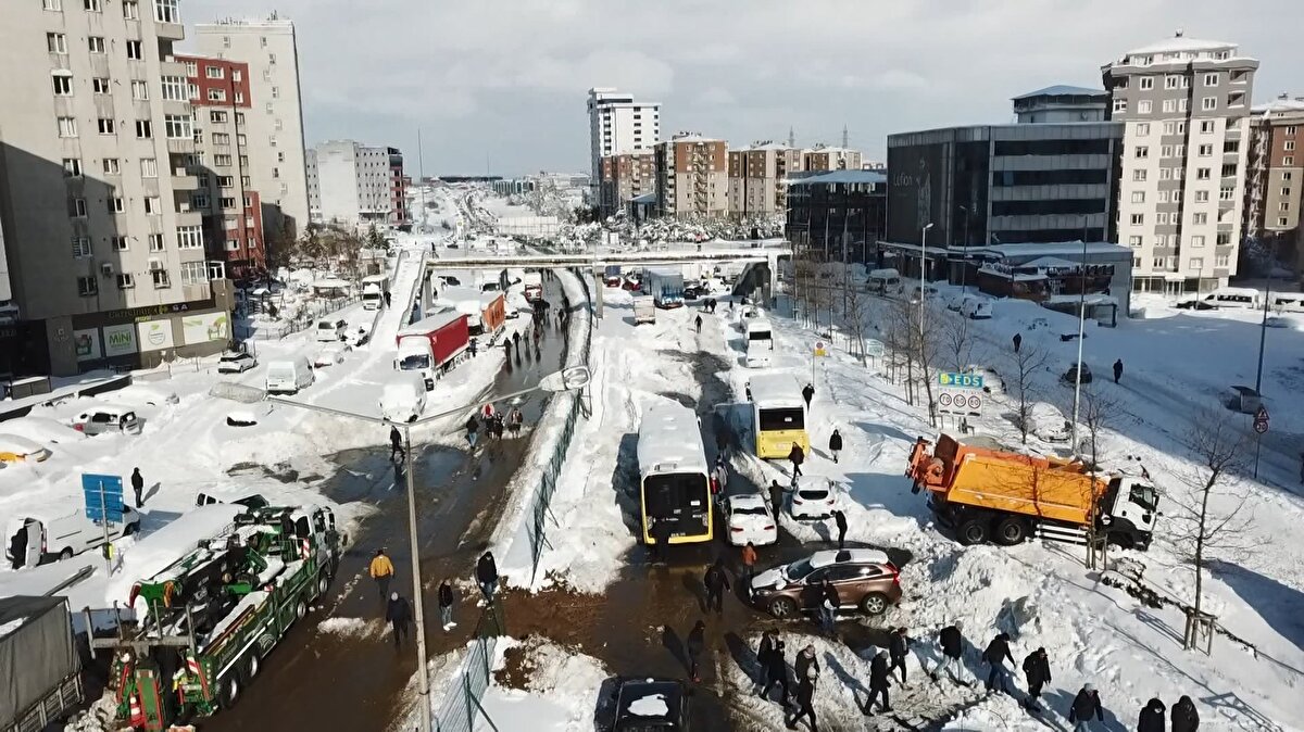 Kar nedeniyle otomobillerini terk edemeyen sürücüler araçlarının içinde geceyi geçirdi.