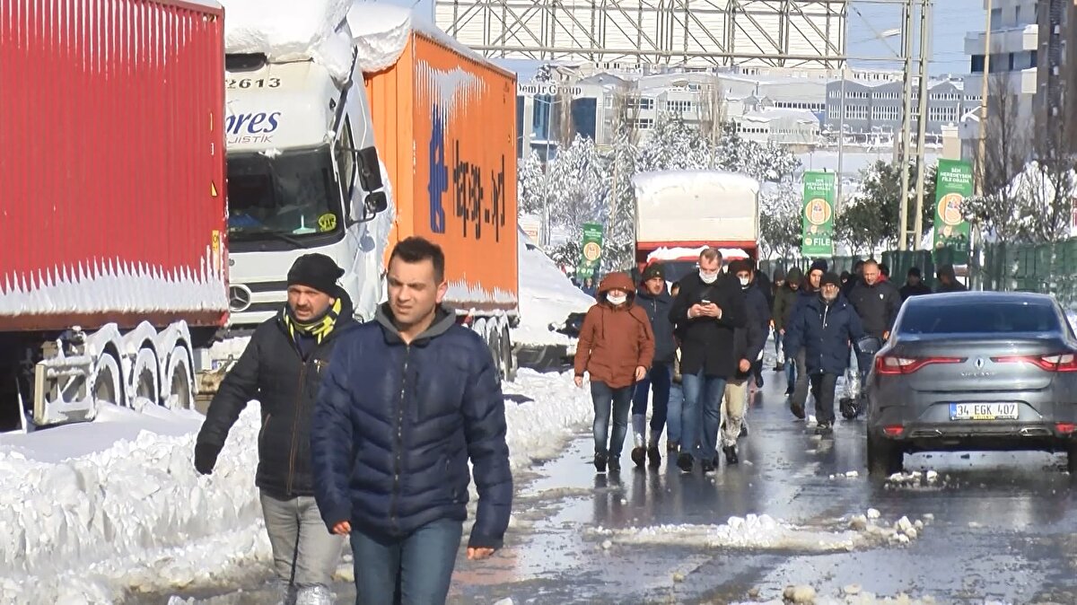 Günün ilk ışıkları ile yola çıkan işçiler 3 saatlik yolu yürüyerek metrobüse ulaşmaya çalışıyor.