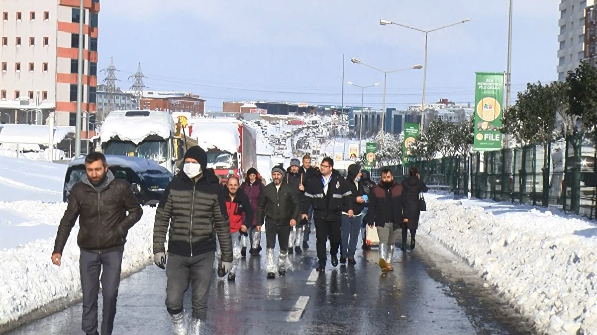 Geceyi fabrikada geçirdiklerini belirten işçilerden Ali Can Mert, "Hadımköy gişelerden yürüyoruz. 3 saattir yoldayız daha yeni buraya gelebildik. Dün geceyi fabrikada geçirdik. Saat 07.00'dan sonra kar yağışı olacağı söylendi. Biz de fabrikada yatmak yerine evimize gitmek için metrobüse yürüyoruz. 3 saattir yoldayız çok kötü durumdayız" diye konuştu.
