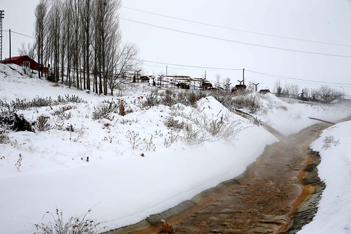 Hava sıcaklığı, sıfırın altında olmak üzere Bolu'nun Dörtdivan ilçesinde 28, Kayseri'nin Pınarbaşı ilçesinde 26,8, Malatya'nın Kuluncak ilçesinde 25,4 derece olarak kaydedildi.