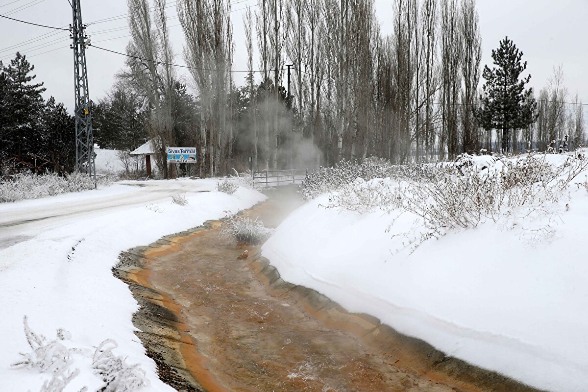 Soğuk hava Sivas merkez ve diğer ilçelerinde de etkili oldu.