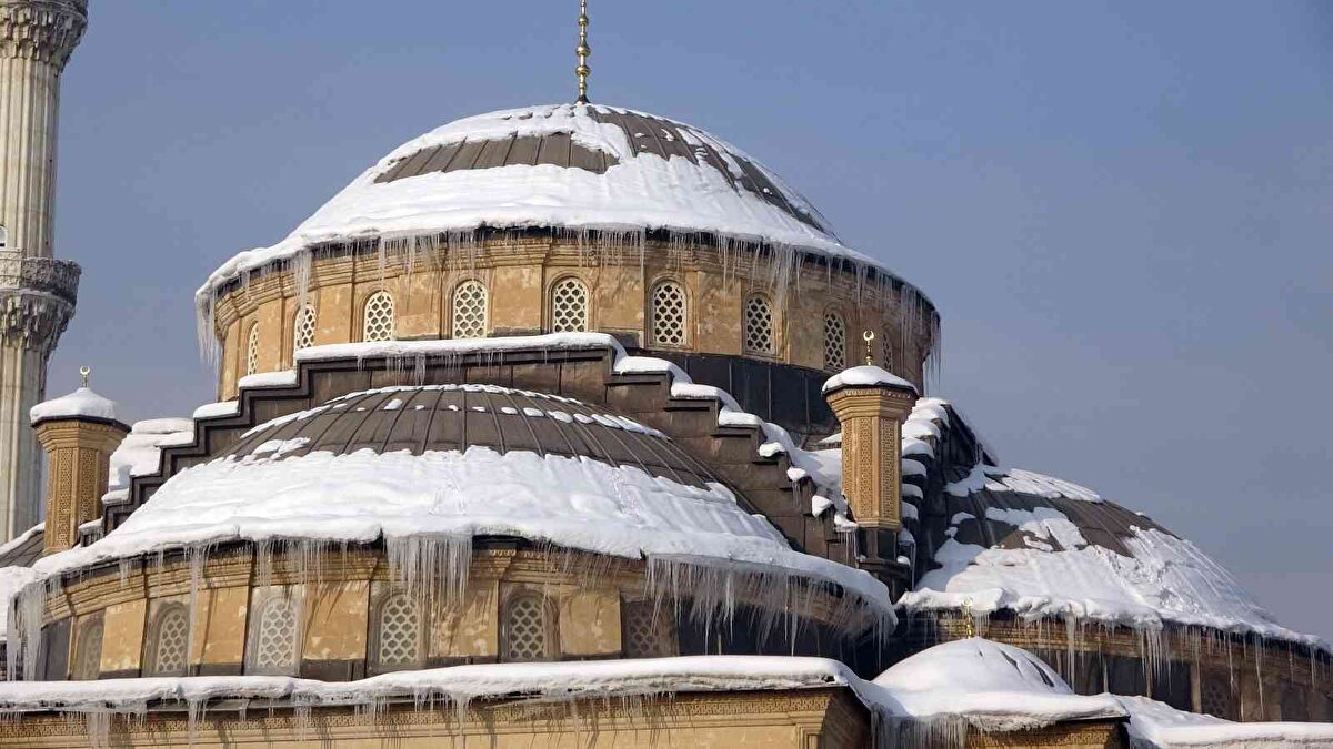 Son yılların en çetin kışını yaşadıklarını söyleyen vatandaşlar, soğuk havaların günlük yaşamı da etkilediğini söylediler.