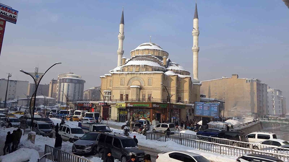 Hava sıcaklığının eksi 25 dereceye kadar düştüğü ilçede etkili olan sis ve kar yağışı ise hava ve karayolu ulaşımını aksatıyor.