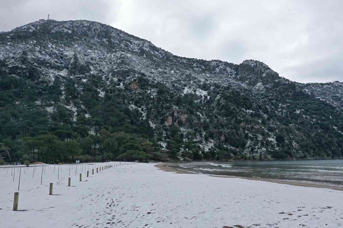 Kar yağışı sonrası yazın insanların güneşlendiği altın sarısı kumsal bembeyaz oldu.