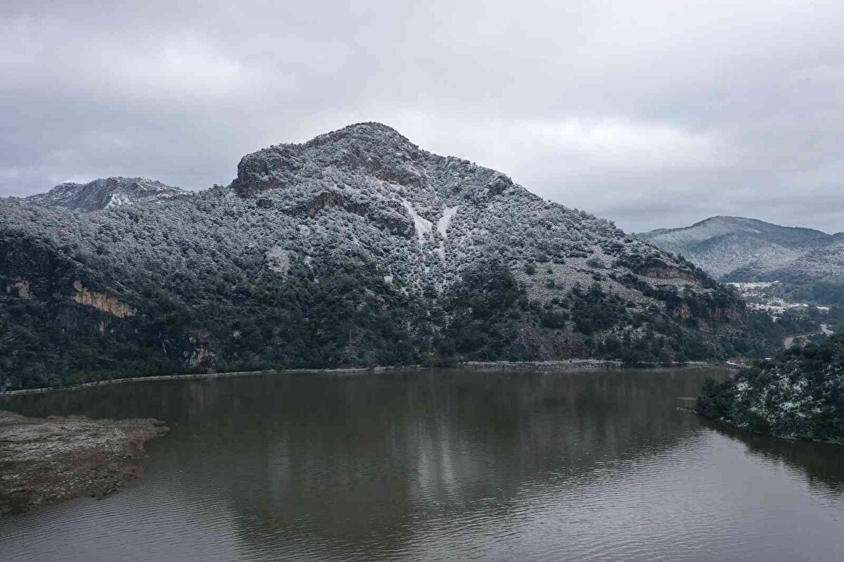 Vatandaşlar karın keyfini çıkarıp, bol bol fotoğraf çektirdi. Bazı vatandaşlar da Sarıgerme Sahili'nde karda kalan araçlarını iterek çıkarmaya çalıştı.