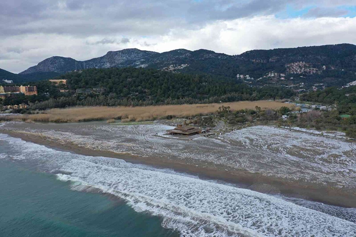 Ortaca'da sabahın ilk ışıklarıyla birlikte kentin yüksek kesimlerinin beyaza büründüğü görüldü.