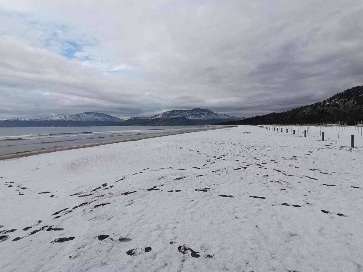 Tüm yurdu etkisi altına alan soğuk hava ve kar yağışı Ortaca'da da etkili oldu. Dünyanın en iyi açık alanları arasında gösterilen ve her yıl binlerce ziyaretçiyi ağırlayan İztuzu Plajı karla kaplandı.