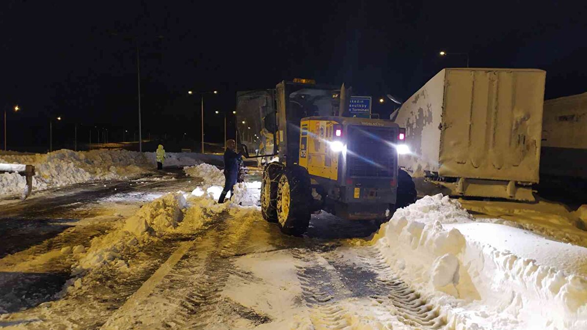 Ekiplerin gece boyunca yaptığı çalışmalar sonucunda yol yaklaşık 17 saat sonra kontrollü olarak trafiğe açıldı.