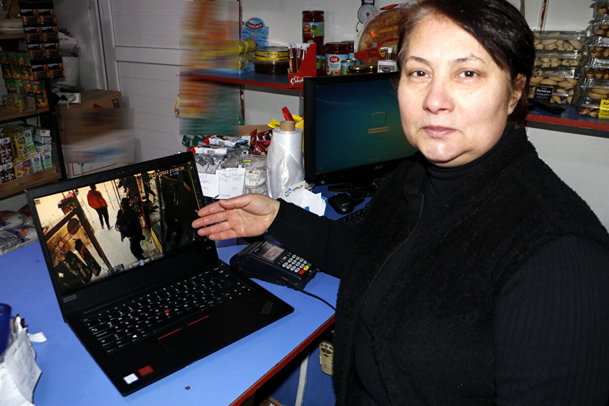 Zeynep Ağırman marketinde hırsızlık olayı meydana geldiği şüphesiyle yeğeni Batuhan Baran'ı (27) aradı. Yeğeni hemen markete gidip, güvenlik kameralarını inceledi. Güvenlik kamerası görüntülerinde saat 15.00 ile 17.00 sıralarında meydana gelen olayda, markette kimse olmadığı sırada 2 kişinin geldiği görülüyor.
