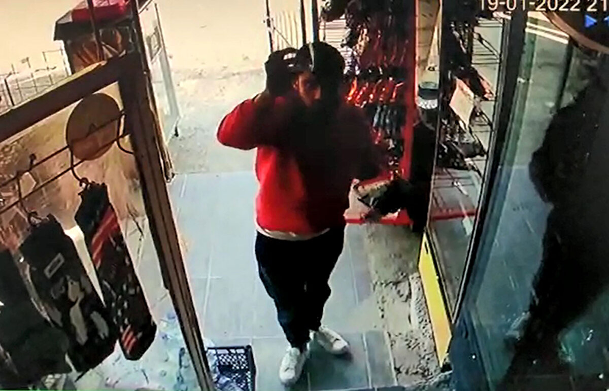 Bir süre içeri bakan ve kimseyi göremeyen iki kişi cips, çekirdek, naneli şeker, su ve gazlı içecekler aldıktan sonra toplam 28,5 lirayı güvenlik kamerasına gösterdikten sonra kapı girişine bırakıp, ayrılıyor. Bir süre sonra gelen bir kişi de içecek ve su alıyor. Markette kimse olmadığını gören kişi daha sonra su ve içeceği bırakıp, marketten ayrılıyor. Yaşanan olayın güvenlik kamerası görüntülerini izleyen market sahibi Zeynep Ağırman hem şaşırdı hem de duygulandı.