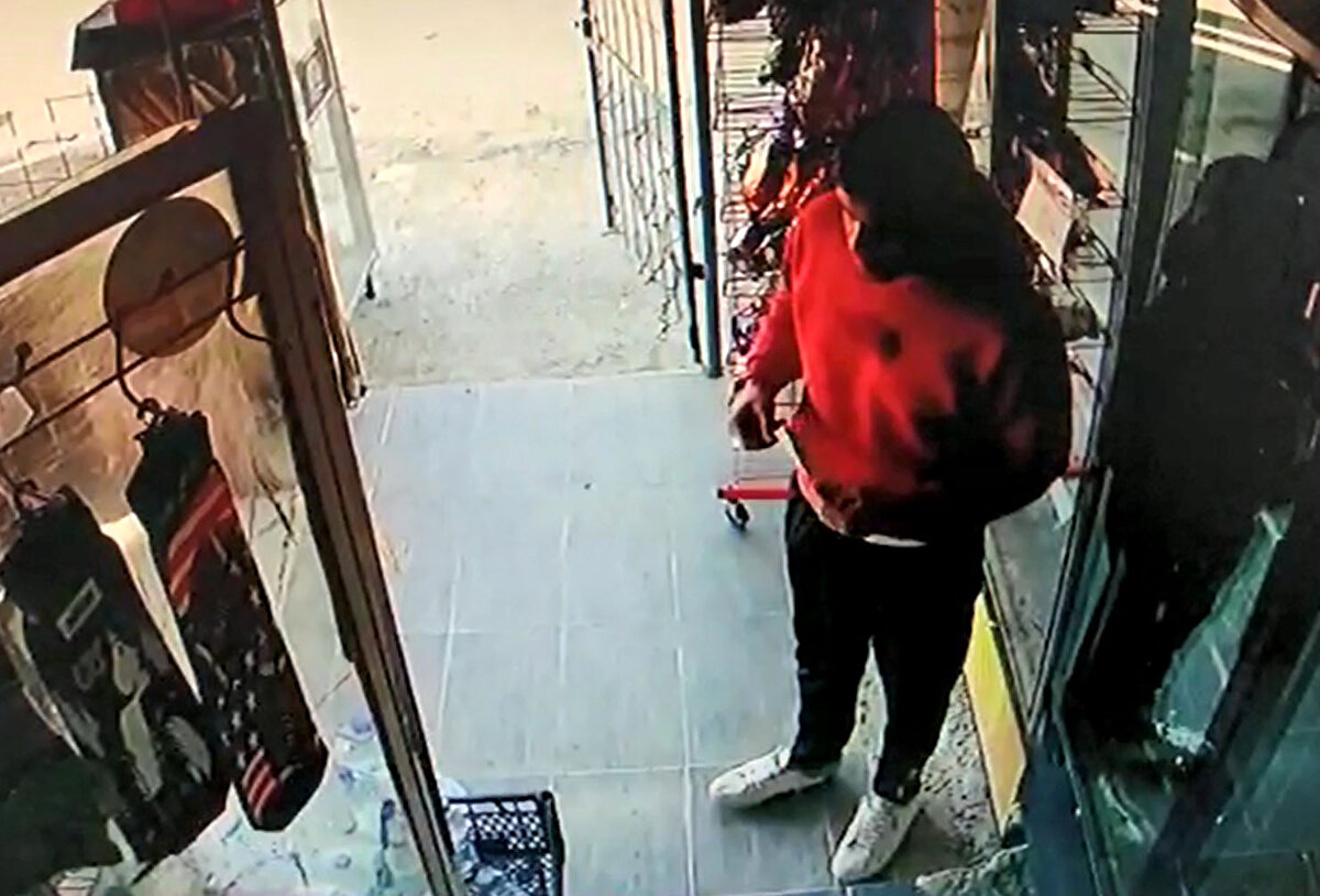 “19 Ocak'ta hem muhasebe işlemleri hem de bir hafta önce vefat eden babamın 7 mevlit yemeğini hazırlamak için Gelibolu'ya gittim. Aceleyle marketten çıktım. Marketin kapısını kapatıp, kitlediğimi düşündüm. Marketin iç kapısını zaten kilitlememiştim. Bir süre sonra bana 'markete girildi' diye telefonla haber geldi. Hemen güvenlik kameralarını izledik. Görüntülerde her gelen müşteri kameralara doğru aldığı ürünleri ve ürünün parasını göstererek, market giriş kapısının önüne bırakmış. Bir müşterim de beni beklemiş, göremeyince aldığı su ve diğer içeceği tekrar market girişine bırakmış. Suyu dahi almadan gitmiş, keşke suyu alsaymış, ona üzüldüm. Diğer insanlara da bu duyarlı davranışları için çok teşekkür ederim. Bu alışverişi yapan 2 kişi Kavakköy beldesinden değil. Güvenlik kamerasına ürünleri ve paraları gösteren bu vatandaşlar, ürünlerin değeri neyse o parayı market girişindeki merdivene bırakıp, gitmişler. Cep telefonumdan güvenlik kameralarını izleyince zaten çok duygulandım. İyi ki böyle insanlar var. Böyle insanlarla yaşadığımız içinde şükrediyorum. Gerçekten de insanlık ölmemiş. Bizim milletimizde çok çok iyi insanlar olduğunu bir kez daha görmüş olduk. Herkesi Allah iyi insanlarla karşılaştırsın."