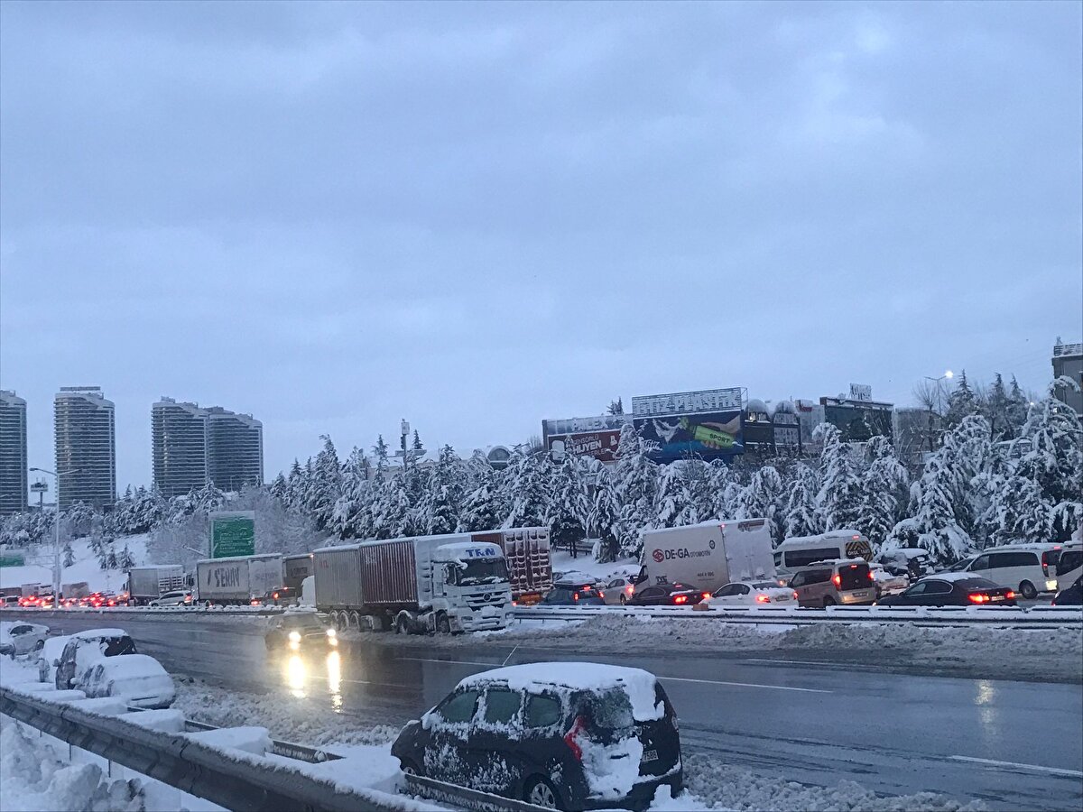  Trafiğin durduğu yolda aküsü biten bir aracın sürücüsü başka bir araç sürücüsünde yardım isteyerek aküsünü şarj etmeye çalıştı. 