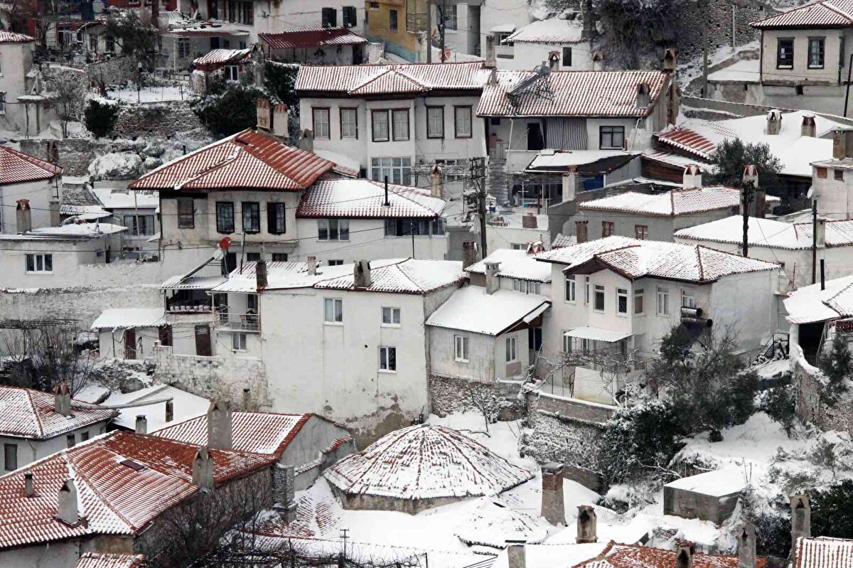 Dar sokaklar, Muğla'nın simgesi bacaları ve oluklu çatı kiremitleri ile dikkat çeken Menteşe'deki tarihi evler 9 yıl aradan sonra tekrar beyaz örtü ile kaplanırken, kartpostallık görüntüler ortaya çıktı.