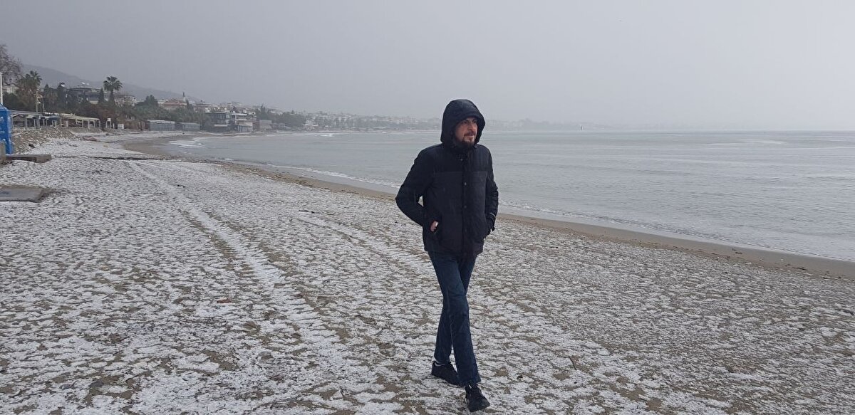 Saat 11.00 sıralarında aniden başlayan dolu ve kar yağışı görenleri hayrete düşürdü. 