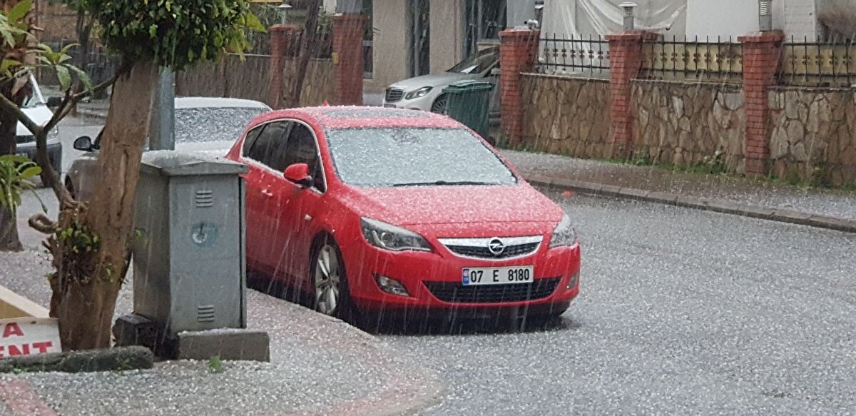 O sırada sahilde yürüyen bir vatandaş ise şaşkınlık içerisinde Alanya'da böyle bir şeyle karşılaşmadığını belirterek, "Şu yaşıma kadar gördüğüm en tuhaf şeyi yaşıyorum. Her yer bembeyaz" dedi.