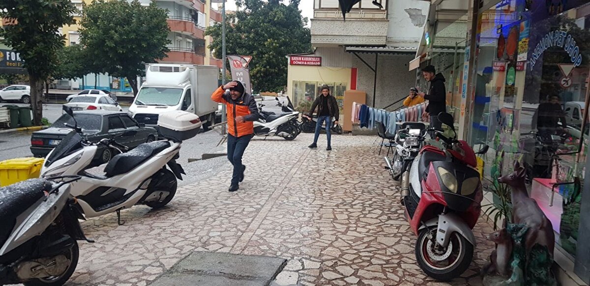Cadde ve sokaklar 10 dakika süren kar ve dolu yağışı ile beyaza bürünürken merkezde bulunan sera ve narenciye ağaçları zarar gördü.
