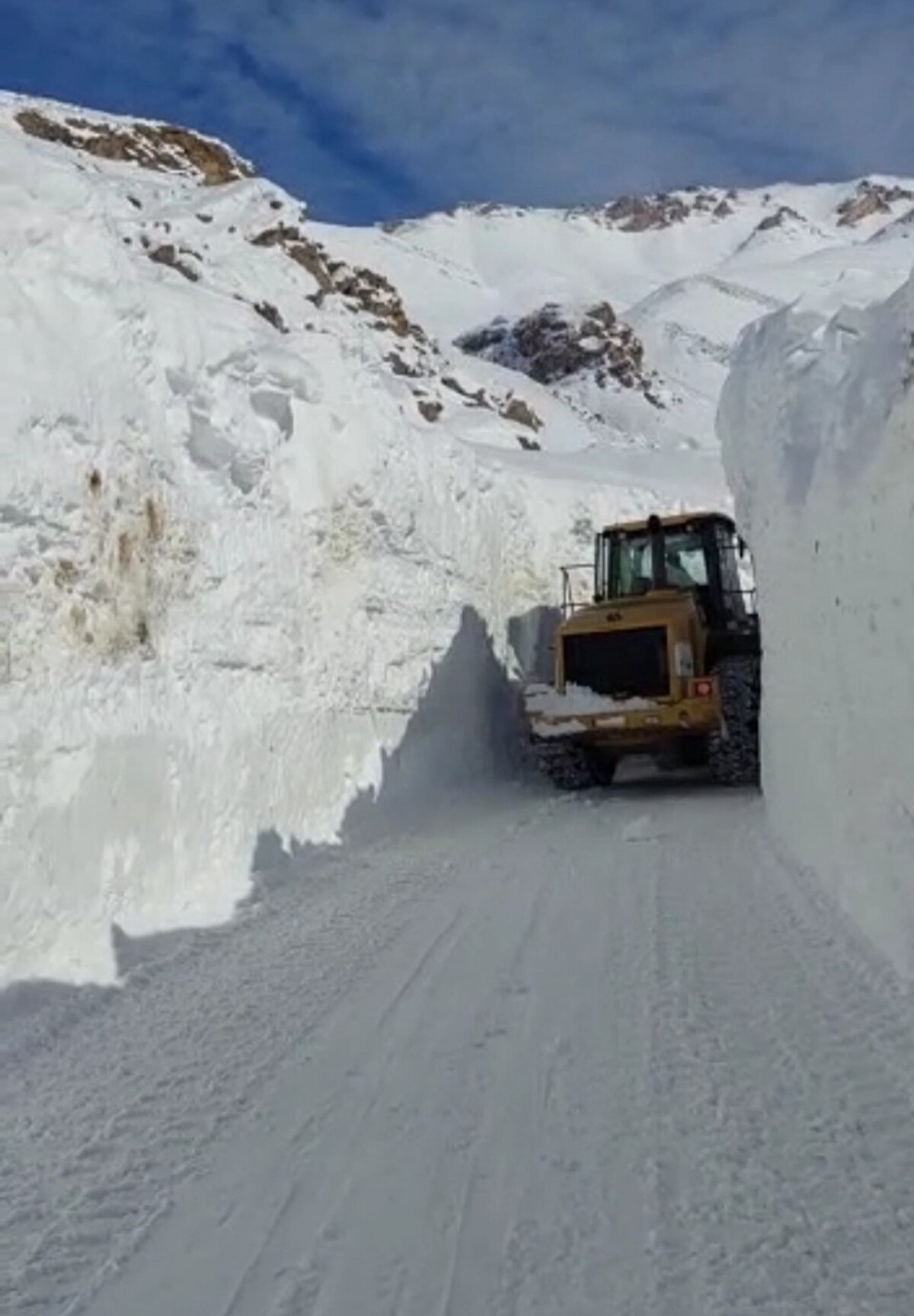 Yoğun kar yağışı nedeniyle Van-Hakkari ile Van-Bitlis kara yolu trafiğe kapatılırken,. yollarda mahsur kalan 100'ün üzerinde sürücü ise Büyükşehir Belediyesi ekiplerince kurtarılmıştı.