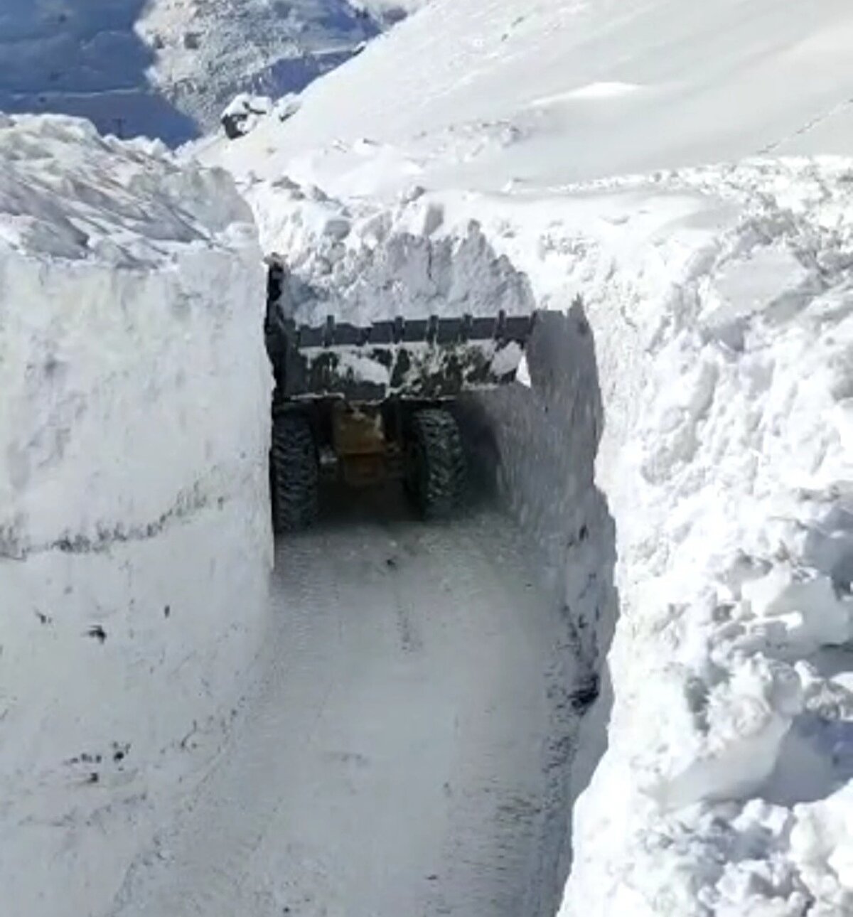 Van'da geçtiğimiz günlerde kar kalınlığı, kırsal mahallelerde 50, yüksek kesimlerde ise yer yer 1,5 metreyi aşmıştı. 1018 yerleşim yerine ulaşım sağlanamamıştı. 