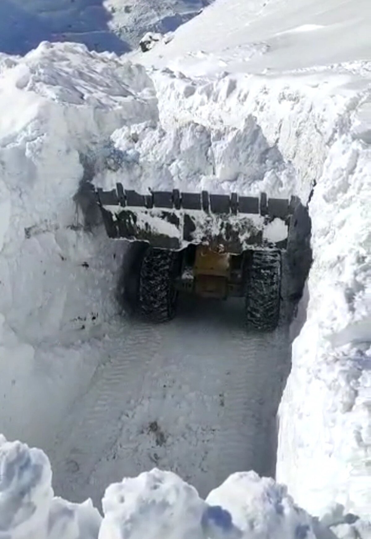 Van ilinin güney batısında yer alan ve rakımı 1.870 metreye kadar çıkan Bahçesaray ilçesinde kar kalınlığı,yol açma çalışması yapmak için ilçeye gelen kepçelerin boyunu bile katbekat aştı.<br><br>