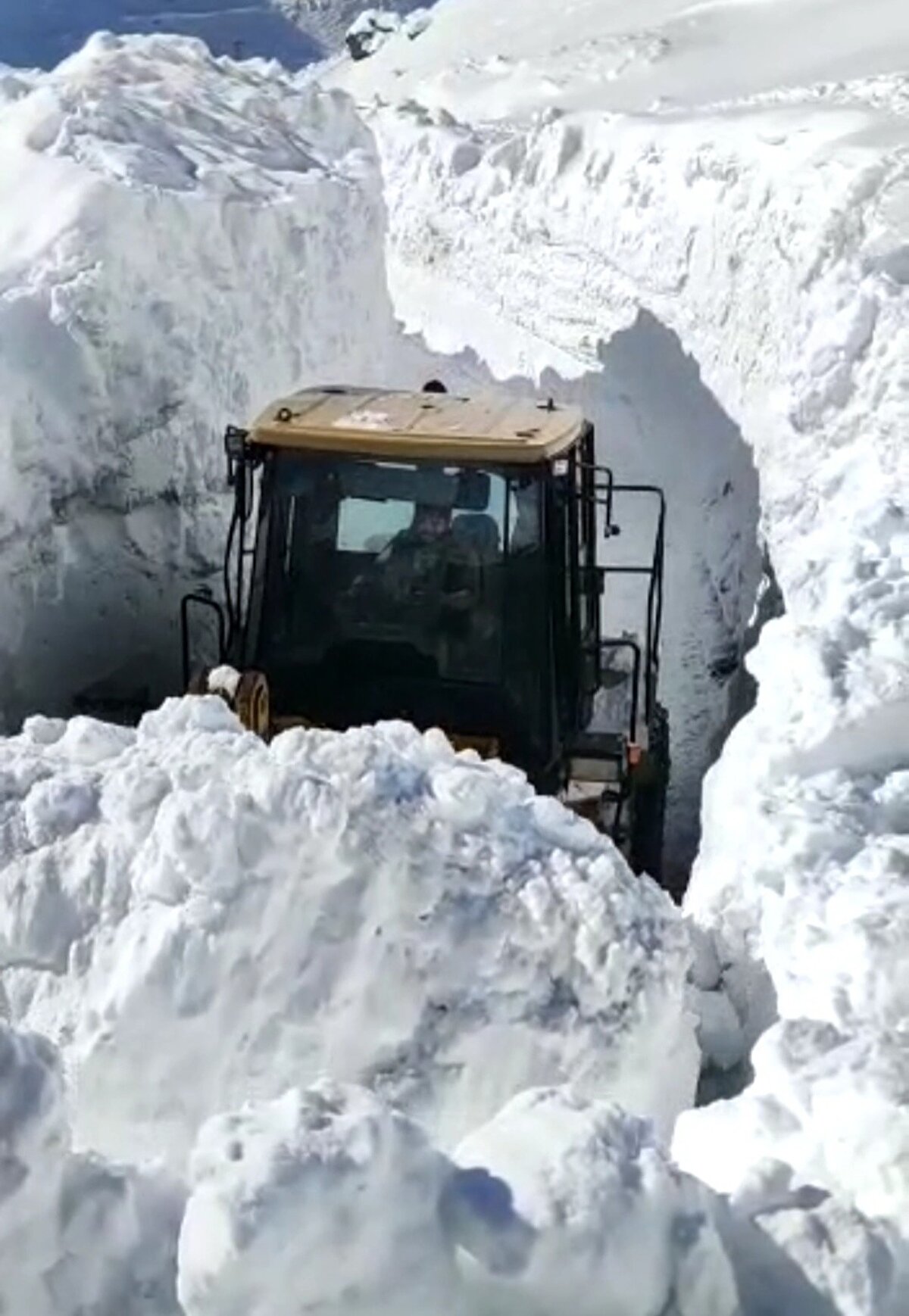 Van'da önceki günlerde eksi 11 derecelere kadar inen hava durumuyla birlikte kar yağışı da etkisini iyice hissettirdi.