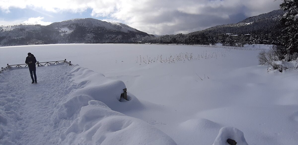 Yetkililer, günübirlik ya da konaklamak için bölgeye gelen tatilcileri buz tutan gölün yüzeyine çıkmamaları için uyarıyor.<br><br>