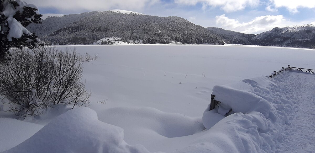 Hava sıcaklığının gece sıfırın altına düşmesinin ardından tabiat parkında bulunan gölün yüzeyi buz tuttu.<br><br>