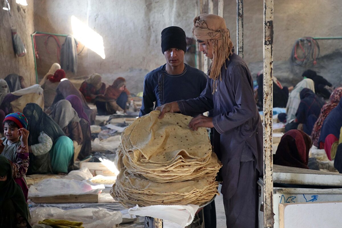 Ayda 50 dolar kazanarak ailelerin geçimine katkıda bulunuyorlar.