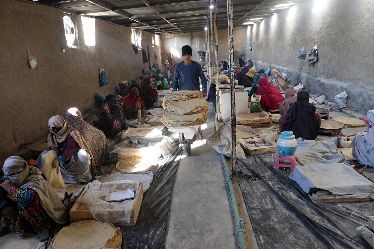 Ekmek fırınında iş imkanı bulan kadınlar.