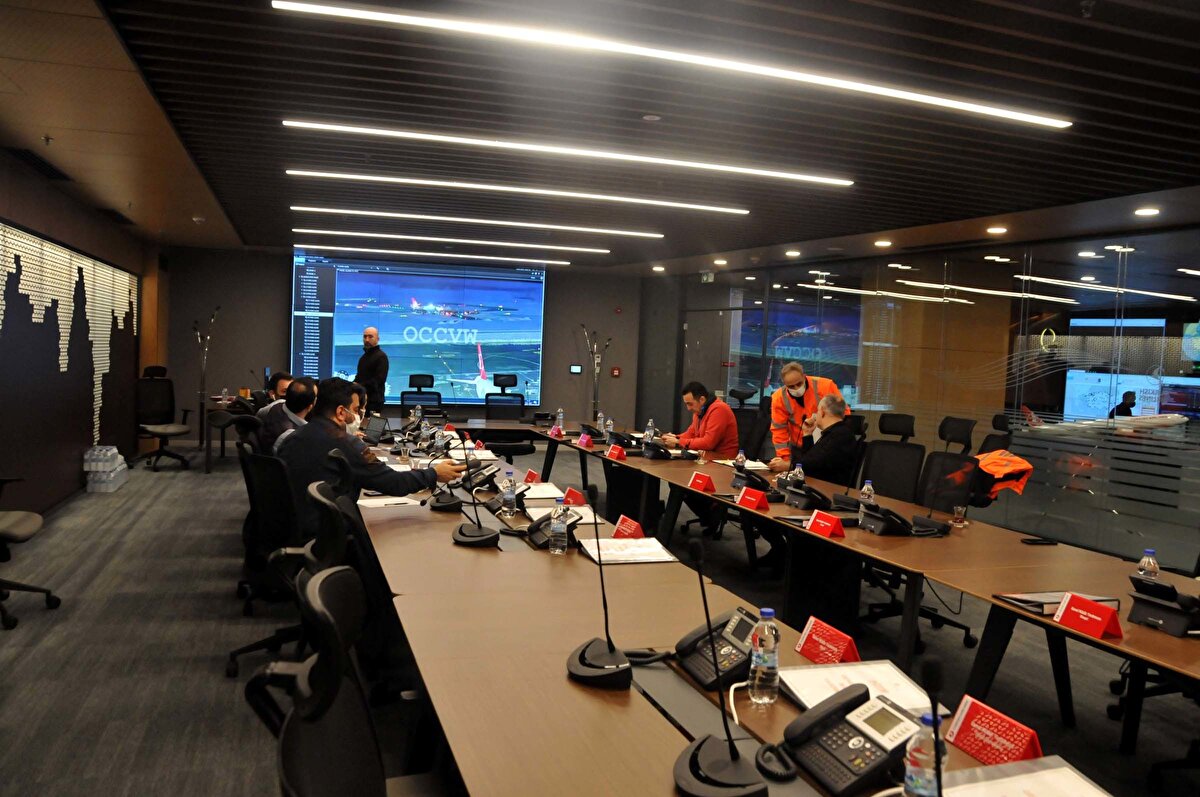 Otel konusuna da açıklık getiren Kadri Samsunlu, "Biz 3 ay önce ikinci bir oteli yapma kararı aldık. 4 yıldızlı bir otel yapılacak. 2023'ün sonuna doğru bitirmiş oluruz" dedi. Samsunlu havalimanı çevresindeki otel sayısının da artmasını beklediğini söyledi.<br>