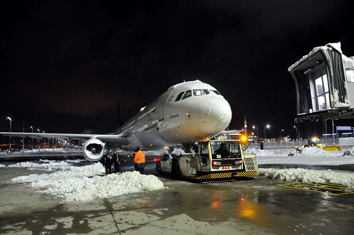 Samsun, otel yapılıp yapılmayacağı konusunda şunları söyledi:<br><br>"Biz dünya üzerindeki en büyük otele sahibiz. 450 odası full doldu. Burada metro olsaydı dahi, 'Burada güvendesiniz, bir çatı altındasınız. İhtiyaçlarınıza cevap verecek imkan var' derdim. Burada kalan yolcular yabancı yolcu. Biz de bu konuda herkese en düz şekilde mesajımızı verdik."<br>
