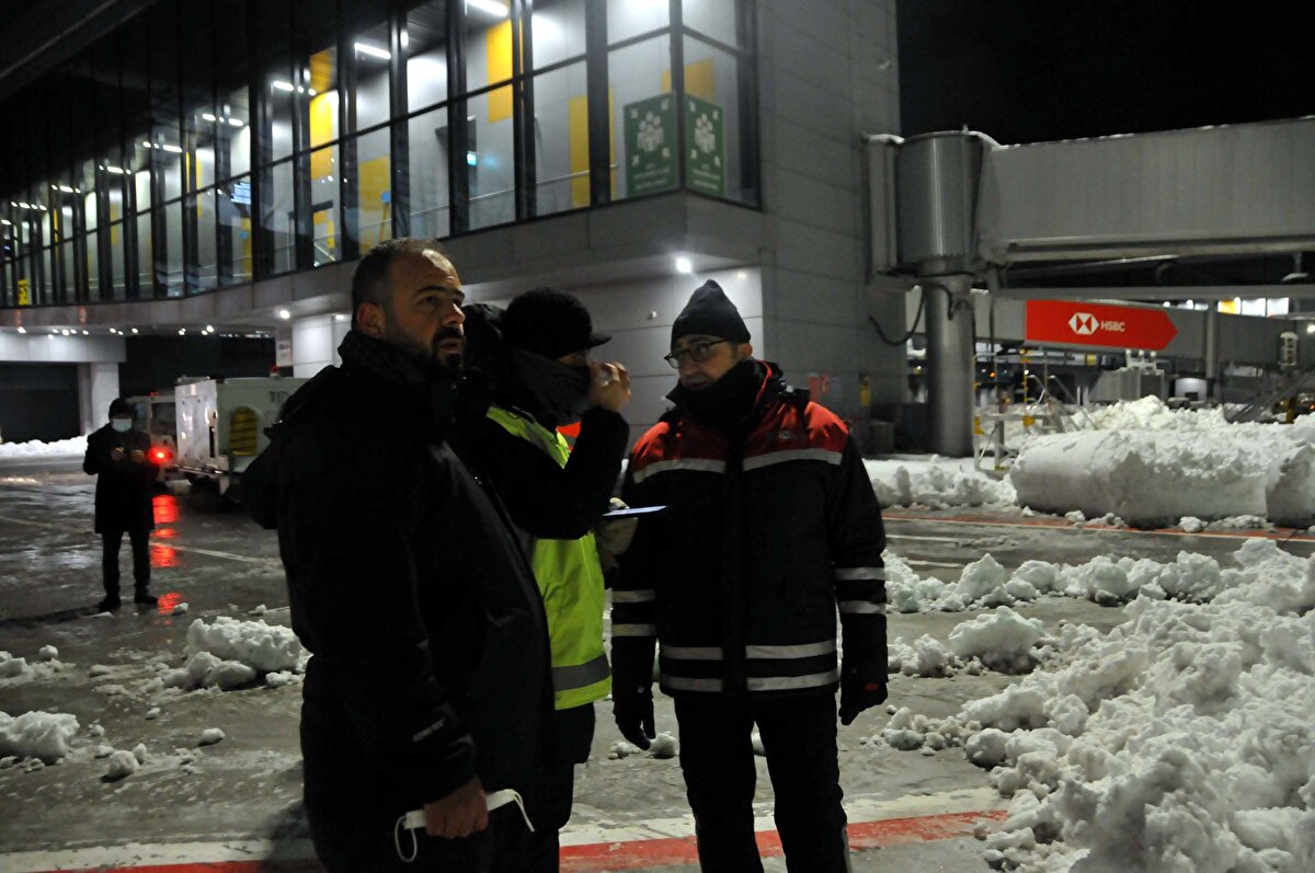 Çevik kuvvetin havalimanına girmesini hakkında konuşan Samsunlu, "Orada beklediler. Burada düzeni ve güvenliği herkes için sağlamamız lazım. Oradaki tepkileri duyduk ve çözüm üretildi. Emniyette üzerine düşen görevi yaptı" diye konuştu.<br>