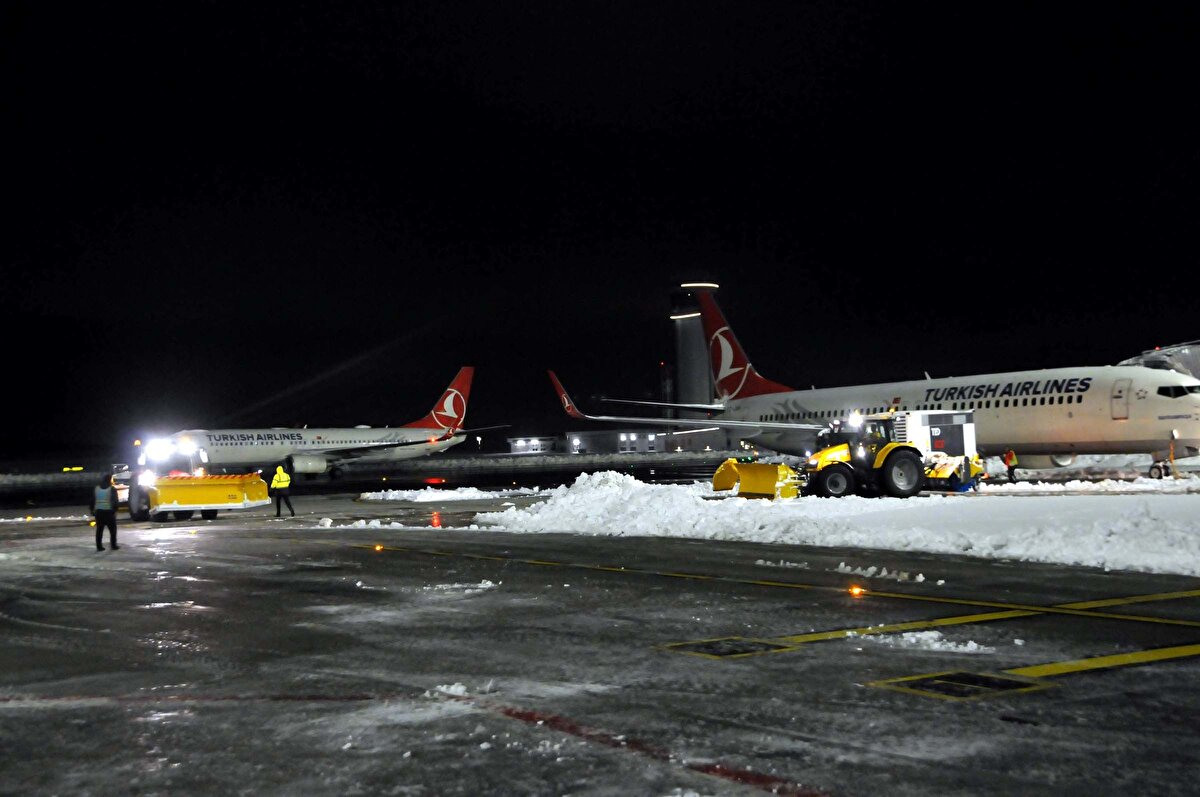 Samsunlu, "Birinci hedefimiz hiç kimse dışarıda kalmasın. 1000'e yakın aracı kendi imkanlarımızla aldık ve tüm ihtiyaçları karşıladı. Otele gitmek isteyen yolcular oldu. En proaktif çözümleri getirmeye çalıştık. İnsanların yerde yatmasından mutlu değiliz ancak 20 bin kişiyi ağırlamak kolay değil. Biz onların rahatsızlıklarını azaltmak için her şeyi yaptığımızı, elimizden gelenin en iyisinin yapıldığını, herkesin ihtiyacının görüldüğünü düşünüyorum" ifadelerini kullandı.<br>