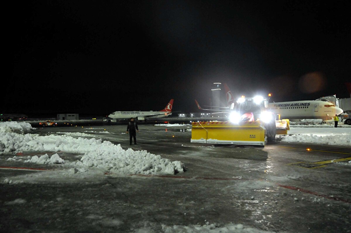 Buradaki insanlardan herhangi birinin aç kaldığını, battaniye verilmediğini, üşüdüğünü, internette sorun yaşadığını söyleyecekse elbette dava açabilir. Biz de yaptıklarımızı anlatırız" diye konuştu.<br>
