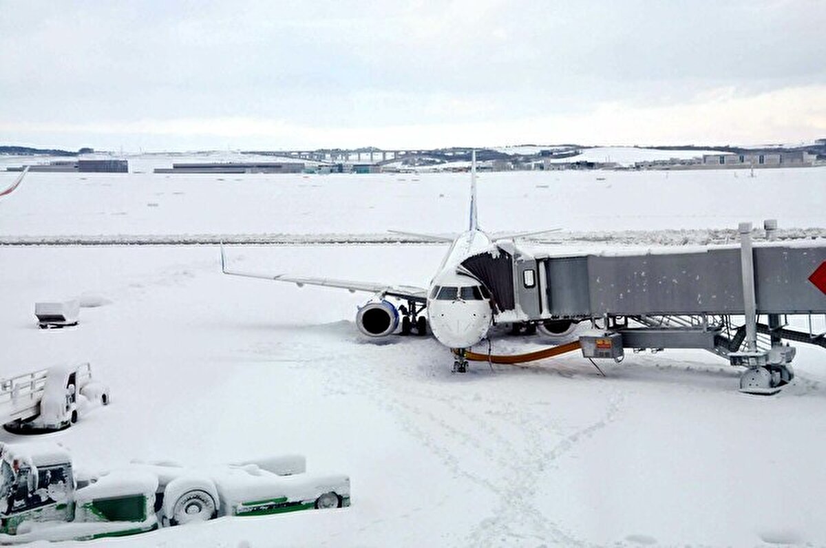 Yaşanan kar felaketinin İstanbul Havalimanı'na maliyetini değerlendiren Samsunlu, "Belli bir fatura var ama bu fatura bizi yıkacak bir fatura değil. Bir kere yolcu kaybımız var. Burada yolcunun İstanbul'da yaşadığı deneyimden sonra 'Ben sıkıntı yaşamadım, emniyet içinde kaldım' demesi. Buradaki müşteri memnuniyetini pozitif tutmak önemli. Elimizden gelenin fazlasını yapmaya çalışıyoruz. Parasal karşılığını hesaplamadık" dedi.<br>
