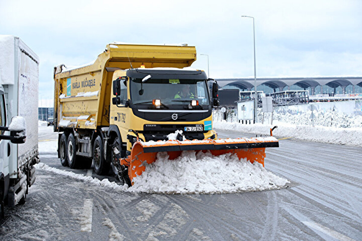 İGA CEO'su Samsunlu, kar yağışı nedeniyle havalimanında yaşanan çökme konusunu ise şöyle değerlendirdi:<br><br>"Bizim havalimanı içerisinde birçok paydaşımız var. Bu binalarda sorunlar yaşanabilir. Bunların sorumluluğunun İGA'ymış gibi algılamamak lazım. Bizim lokasyonlarımızda hiçbir sıkıntı yaşanmadı. Geçici olarak yapılan THY kargo alanında bir çökme oldu. Ciddi bir kar birikmesi oldu."
