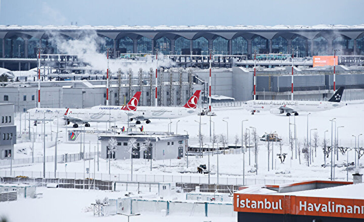 Mağduriyet yaşayan yolcuların sıkıntılarının giderilmesi konusunda bir çalışma olup olmadığı konusunu açıklayan Samsunlu, "Bu kar operasyonu cuma günü başladı. O gün bu havalimanından 400'e yakın uçak kalktı. 12 saat içerisinde düşseydi bu kardan sorun çıkmazdı. Uçaklar iptal edilince terminalde 20 bin kişi kaldı. 20 bin kişi için birkaç fotoğraf üzerinden yorum yapmak doğru olmaz.<br>