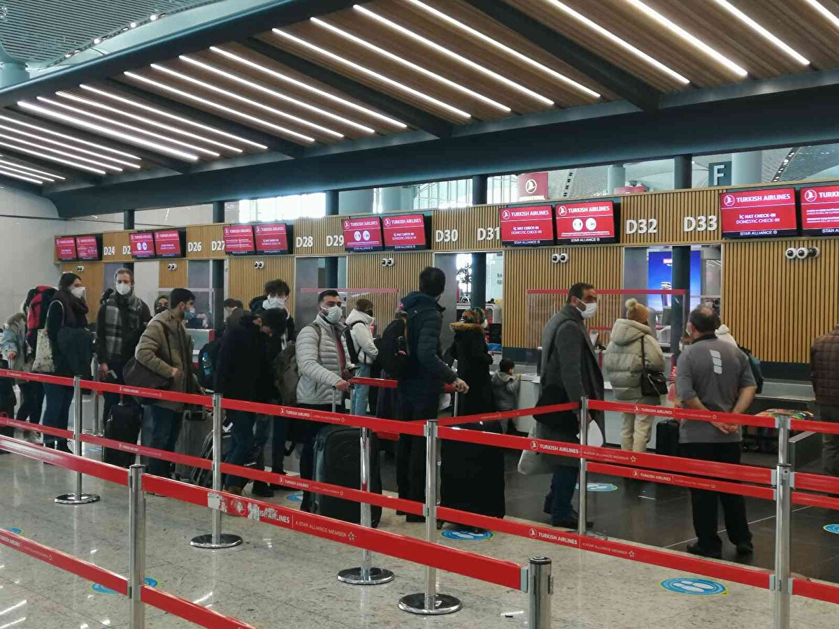 Samsunlu, "Biz bu karın geldiğini bir hafta öncesinden Meteoroloji ile birlikte takip ediyorduk. Bu kar fırtınası şeklinde geldi. Beklediğimiz 10-12 cm'lik kar oluşmasıydı. Bu normal bir kar yağışı değil. İstanbul bu kar yağışını geçmişte yaşadı. O zaman da havalimanı sıkıntı yaşadı" dedi.<br>