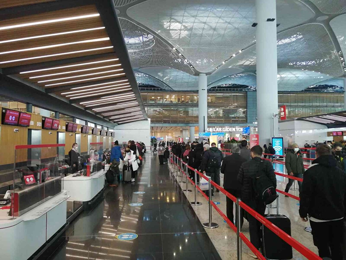 Samsunlu sözlerini şöyle sürdürdü:<br><br>"Bu işin özünde doğaya karşı iş yaptığınız için kar yağdığı zaman mücadele var. Havalimanları buna hazırlıklı, biz de hazırlıklıyız. Bu olağanüstü bir kar yağışı. Bu kar yağışı İstanbul'un batısını vurdu. Bunun sonucunda da bizim havalimanımızda da ciddi bir kar birikmesi oldu.<br>