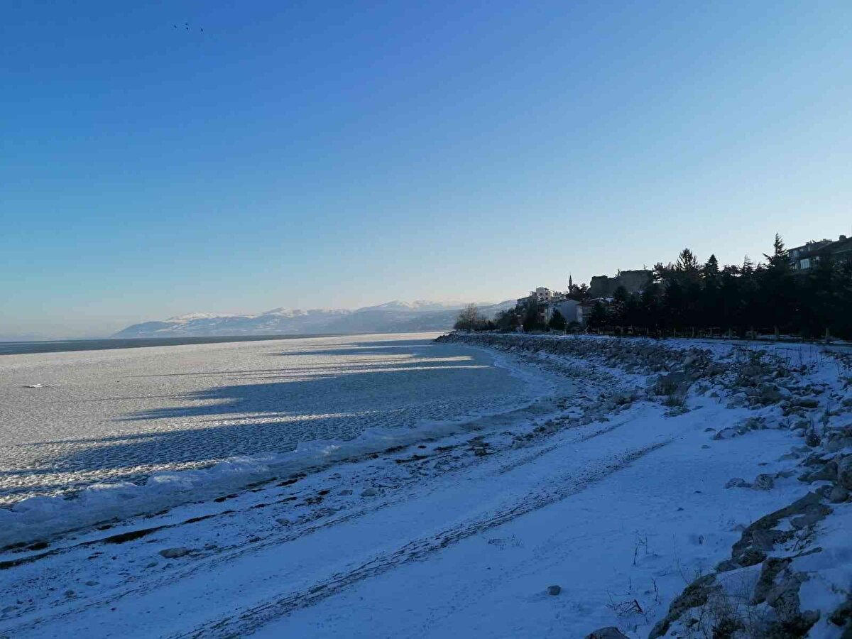 Sıcaklığın gündüz eksi 3 ile 7, gece ise eksi 15'e kadar düştüğü ilçenin turistik merkezlerinden Eğirdir Gölü'nde ise farklı bir görüntü ortaya çıktı. Gölün büyük bir kısmının buz tuttuğu görüldü.