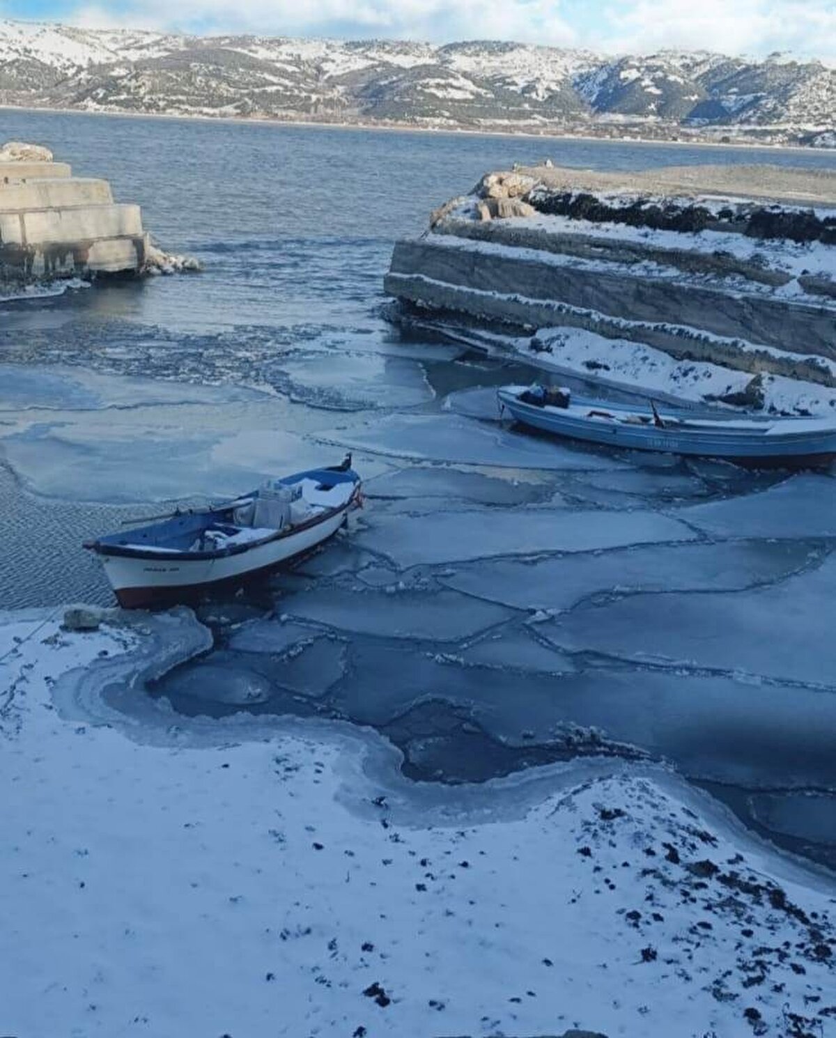 Paylaşımında Doç. Dr. Önol, Eğirdir Gölü'nün etrafının tamamen karla kaplandığını ve donma olayının başladığını açıkladı.