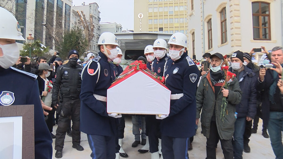 'Türkiye için çok önemli bir değeri kaybettik' diyen Kerem Alışık, "Acımız büyük. İnsanları insan kalbiyle seven bir insan. O mavi gözleriyle hem hayata hem sanata hem de kalbimizin derinliklerine çok güzel bakan biri. Biz mavi bakmayı ondan öğrendik. O yüzden elimizden düşmüyor mavi kalem. Şimdi o da gökyüzündeki can arkadaşlarının yanına gitti. Çok üzgünüm çok sevdiğim ve saydığım değerli ustamı kaybettim" ifadelerini kullandı. 