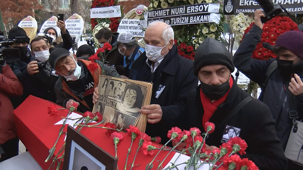 Törene, Fatma Girik'in kardeşi Günay Girik, manevi kızı Ahu Turan, Kültür ve Turizm Bakanı Mehmet Nuri Ersoy, İstanbul Valisi Ali Yerlikaya, İstanbul Büyükşehir Belediyesi Başkanı Ekrem İmamoğlu, İstanbul İl Kültür ve Turizm Müdürü Coşkun Yılmaz, Memleket Partisi Genel Başkanı Muharrem İnce, CHP İstanbul İl Başkanı Canan Kaftancıoğlu, birçok sanatçı, siyasetçi ve sevenleri katıldı. 