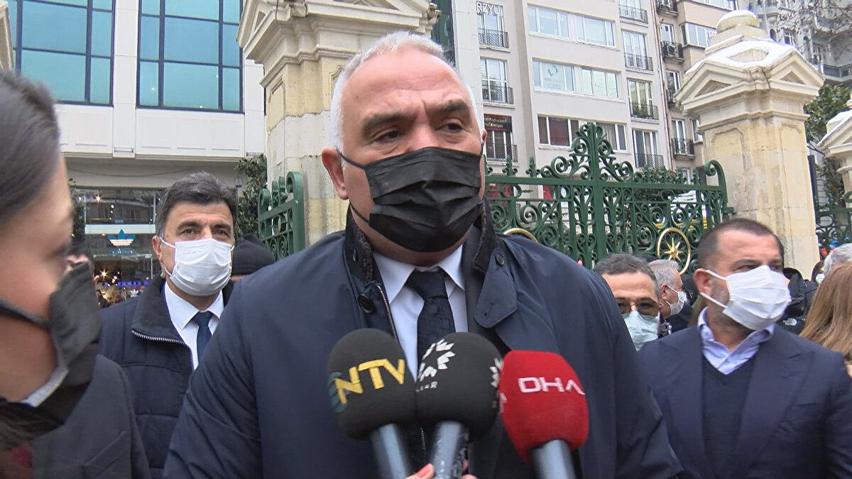 Cenaze törenine katılan Kültür ve Turizm Bakanı Mehmet Nuri Ersoy, "Hepimizin başı sağ olsun bu Kovid-19 döneminde sanat camiamız çok değerli birini kaybetti. Maalesef bu süreç tüm dünyada yaşanıyor. Bize düşen görev onlardan sonra yerlerini doldurmak ve yeni sanatçıların onların yerini almasını sağlamak. Başta ailesi olmak üzere tüm sanat camiasına baş sağlığı diliyorum. Kendisine Allah'tan rahmet diliyorum" dedi. İstanbul Valisi Ali Yerlikaya ise "Acımız büyük. Başta yakınları olmak üzere tüm sevenlerine ve Türk sinemasına baş sağlığı diliyorum" diye konuştu. 