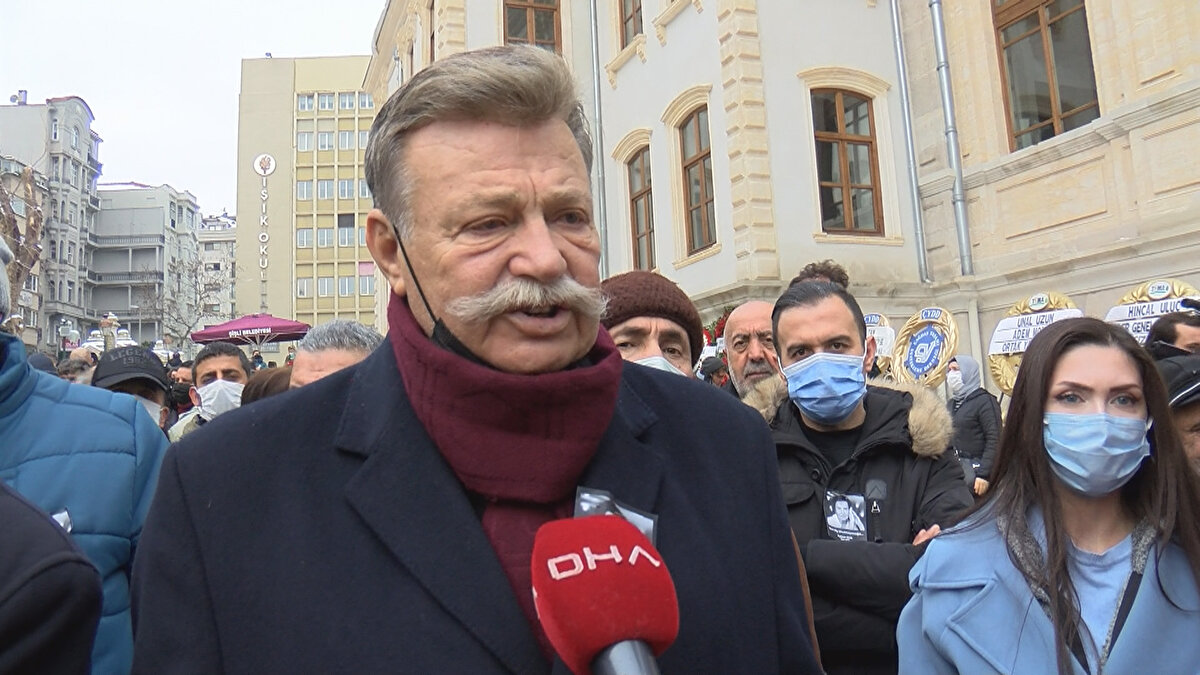 Törene katılan Nuri Alço ise "Fatma Girik'i anlatmak gerçekten çok zor. Önemli olan onunla yaşamak. Yaptığı bütün işlerde bütün fakirin ve emek verenin yanındaydı. Gerçek bir cumhuriyet kadınıydı. Ne kadar kötü durumda olursa olsun o yüzündeki gülümsemeyi ve esprilerini hiçbir zaman eksik etmezdi. Kendisini en son bodrumda ziyaret etmiştim. Gayet iyiydi, neşeliydi" dedi. Fatma Girik, son yolculuğuna sevenleri tarafından alkışlar eşliğinde uğurlandı.