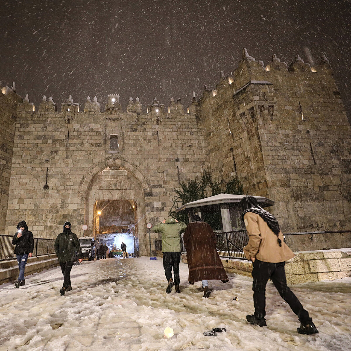 Başta çocuklar olmak üzere karın yağmasını fırsat bilen her yaştan Kudüslü, Doğu Kudüs'teki Eski Şehir'in Şam Kapısı çevresinde toplanarak kartopu savaşı yaptı.