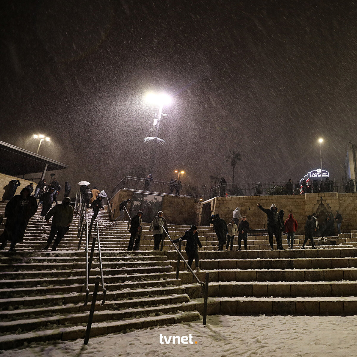Kudüslüler akşam saatlerinde bastıran karın keyfini çıkardı