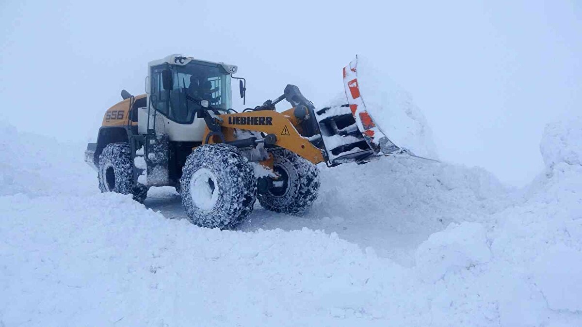 Türkiye'nin en çok kar yağan illerinden Muş İl Özel İdaresi ekipleri, yılın yaklaşık 5 ayını karla mücadeleyle geçiriyor. Zorlu coğrafyada vatandaşların ulaşımını sorunsuz şekilde sağlamak için yer yer tipi ve fırtınanın da etkisiyle 10 metrelik kar kütlelerine karşı mücadele veren ekipler, gece gündüz çalışmalarına devam ediyor. ​