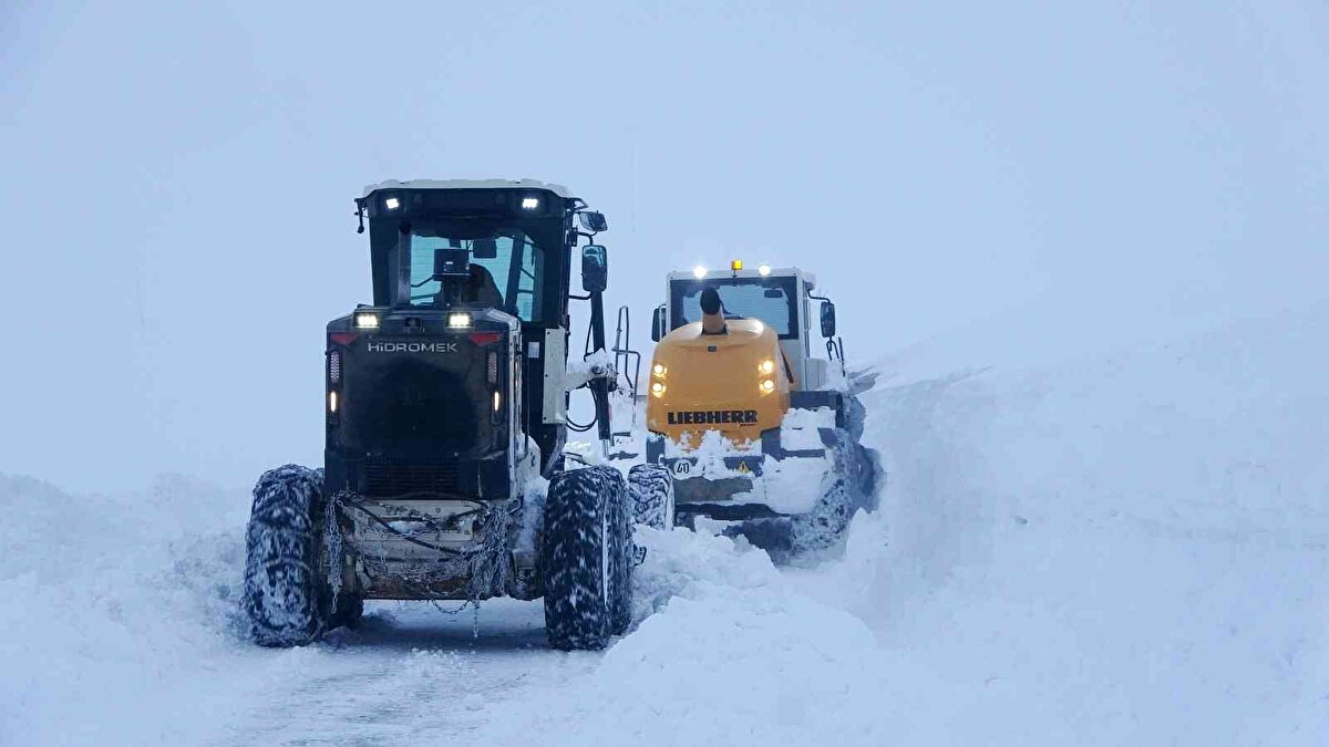 11 köy ve 7 mezra yolu ulaşımının sağlandığı Bostankent grup köy yolunda zorlu çalışma yürüten il özel idaresi operatörü Necat Aslan, İstanbul’da 40 santimetrelik kar yağışının hayatı felç ettiğini belirterek, Muş İl Özel İdaresi olarak her yıl 3-4 metrelik kar kütleleriyle mücadele ettiklerini söyledi.